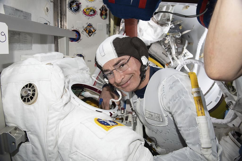 Un piccolo problema medico per un astronauta sconosciuto ritarda una passeggiata nello spazio